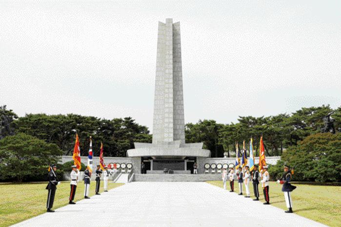 서울 동작구 국립서울현충원 현충탑 앞에서 기수단이 도열해 있다. 현충탑은 순국선열과 호국영령을 추모하는 상징탑으로 위에서 내려다보면 십자형을 이루고 있다. 이는 영현들을 동서남북 4방향에서 수호한다는 의미다.