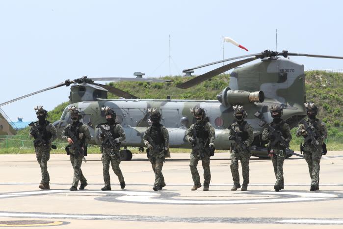 CH-47D 시누크 헬기로 작전지역에 투입된 특전사 장병들.
