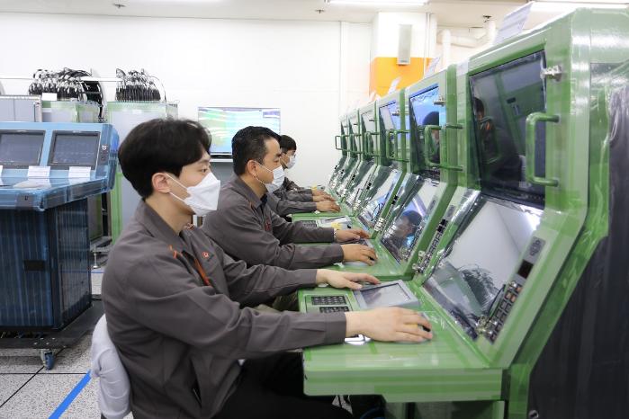 장보고-Ⅲ 전투체계를 활용한 대잠전 모의 수행 장면. 한화시스템은 우리 해군의 다양한 함형의 전투체계를 개발·공급하고 있다. 한화시스템 제공
