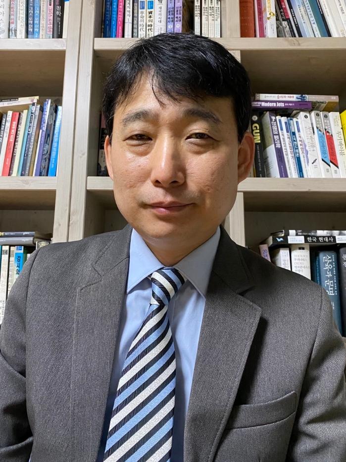 필자 김인기 국장은 전자신문인터넷 미디어전략연구소장, 테크플러스 대표를 역임했으며, 현재 전자신문인터넷 온라인편집국장을 맡고 있다. 저서로는 『영화 속 IT 교과서』가 있다.