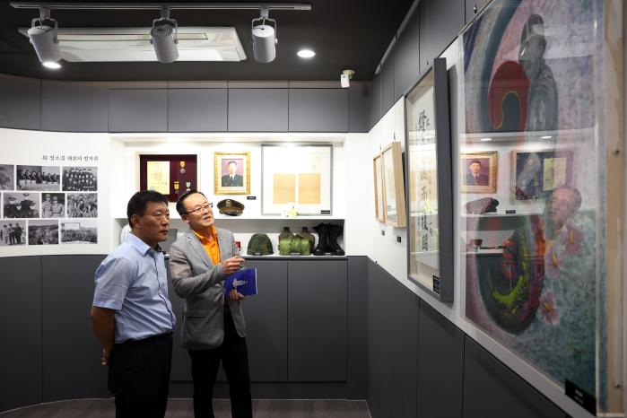 정주교(오른쪽) 원길회 회장과 권영석 원주고 교장이 장소길기념관 내부를 둘러보고 있다(위 사진).장소길 기념관 내부에 전시된 장소길 대위의 생전 모습 사진들.