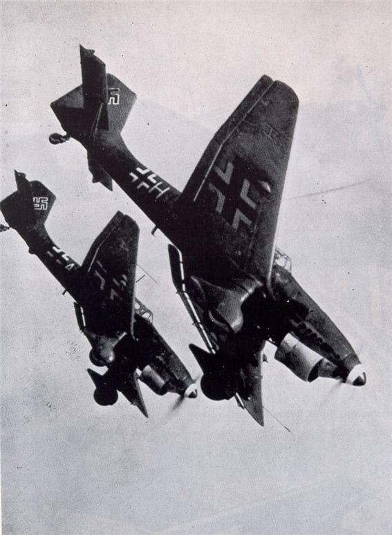 Ju-87 슈투카 급강하 폭격기. 급강하할 때 울리는 풍압식 사이렌은 엄청난 공포감을 줬다.