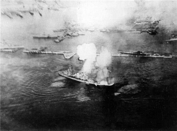 전함 마라호의 격침 직전 모습. 루델은 두 차례에 걸쳐 마라호에 급강하 폭격을 성공시켰다.