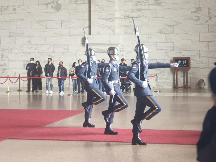 장제스 동상 앞에서의 위병 교대식.