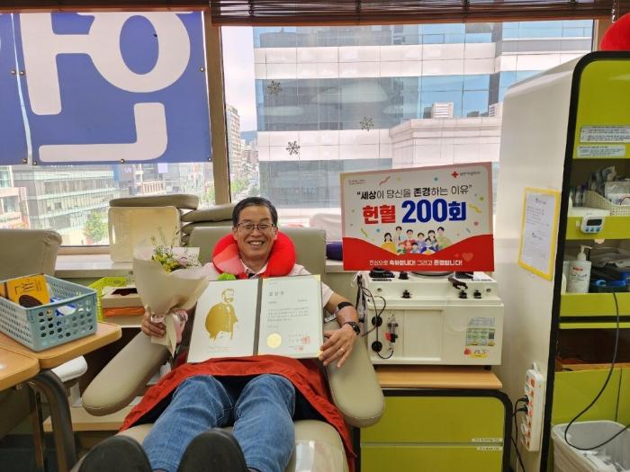 육군대령으로 예편한 조형호 씨가 200번째 헌혈을 하고 있다. 본인 제공
