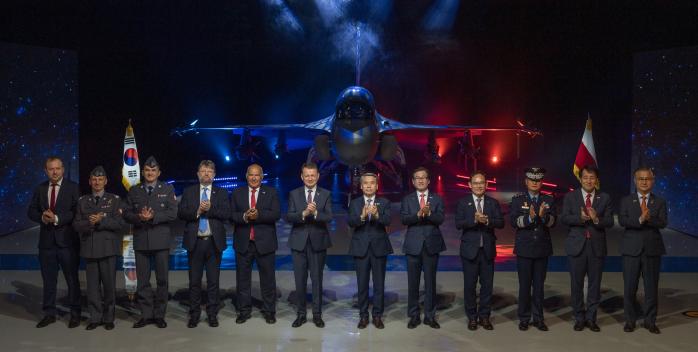 이종섭(오른쪽 여섯째) 국방부 장관이 7일 한국항공우주산업(KAI)에서 개최된 FA-50 GF 전투기 최초 출고식에 참석해 마리우시 브와슈차크(왼쪽 여섯째) 폴란드 부총리 겸 국방장관 등과 기념사진을 찍고 있다. 국방부 제공