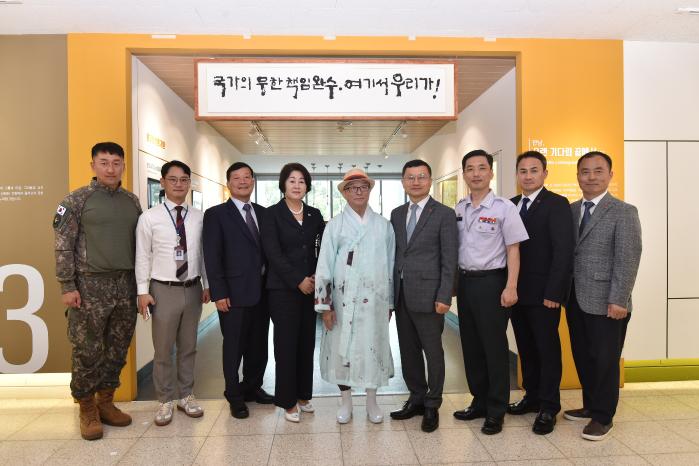 7일 국방부 유해발굴감식단에서 열린 현판 제막식에서 주요 참석자들이 기념사진을 찍고 있다. 국방부 제공