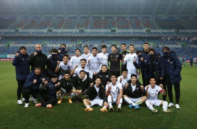 2021년 창단 후 첫 승리한 뒤 기념 촬영을 하고 있는 김천상무프로축구단