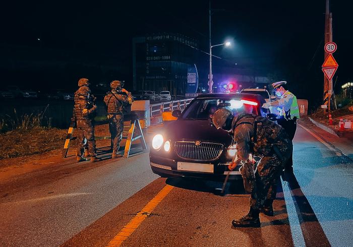 육군9보병사단 참독수리대대 장병들이 파주경찰서 경찰과 합동으로 차량 검문을 하고 있다. 부대 제공