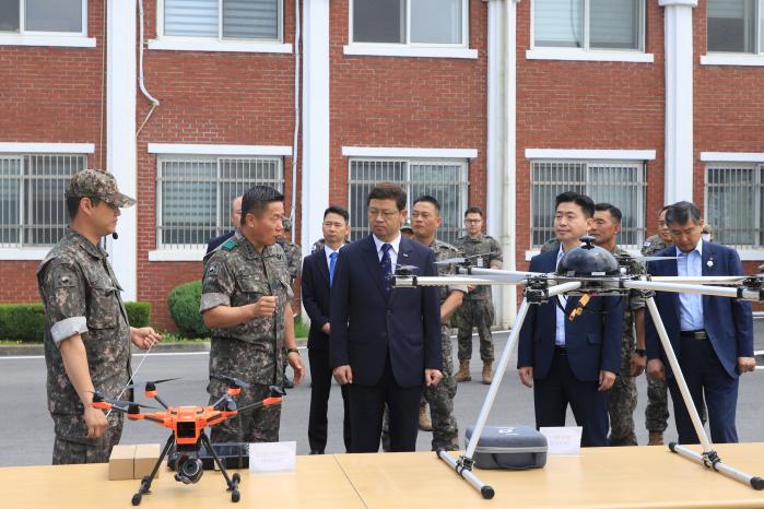 유동준(앞줄 왼쪽 셋째) 국방부 전력자원관리실장이 8일 육군36보병사단에서 열린 ‘안티드론 돔’ 성능평가 중 하헌철(앞줄 왼쪽 둘째) 사단장으로부터 안티드론 시스템에 대한 설명을 듣고 있다. 부대 제공