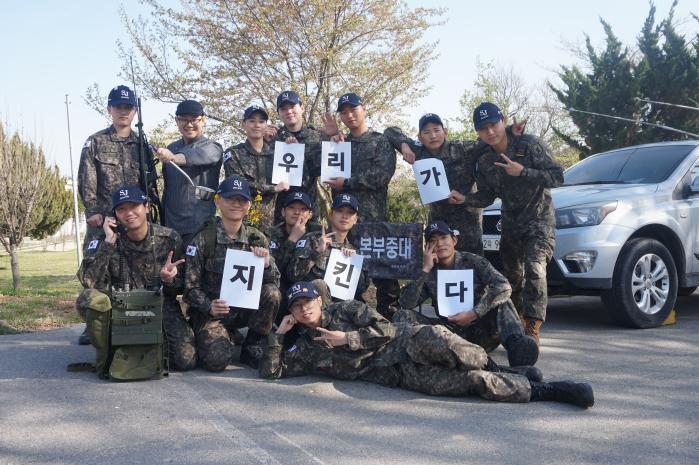 육군32사단 세종시경비단 1대대 본부중대 장병들이 각자의 보직을 상징하는 소품과 함께 기념사진을 찍고 있다.