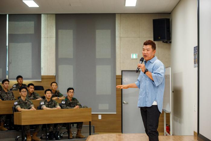 전 프로야구 정근우 선수가 지난 9일 육군53보병사단에서 장병들에게 강연을 하고 있다. 사진 제공=이태규 병장