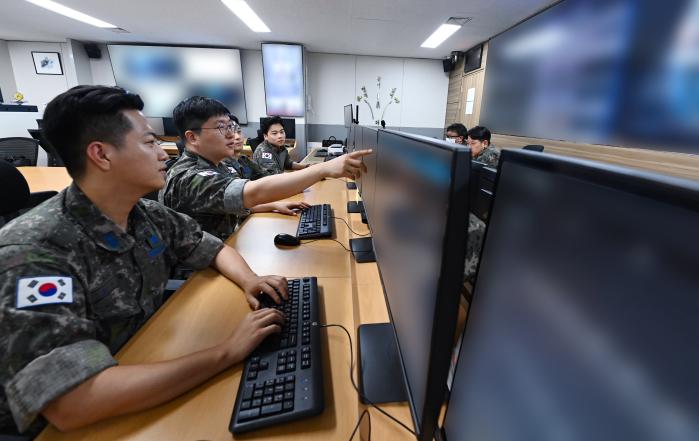 우리 공군과 프랑스 항공우주군의 ‘우주물체 탐지·추적 연합훈련’에 참가한 공군작전사령부 우주작전대대 장병들이 우주물체 관측 후 결과를 확인하고 있다. 부대 제공