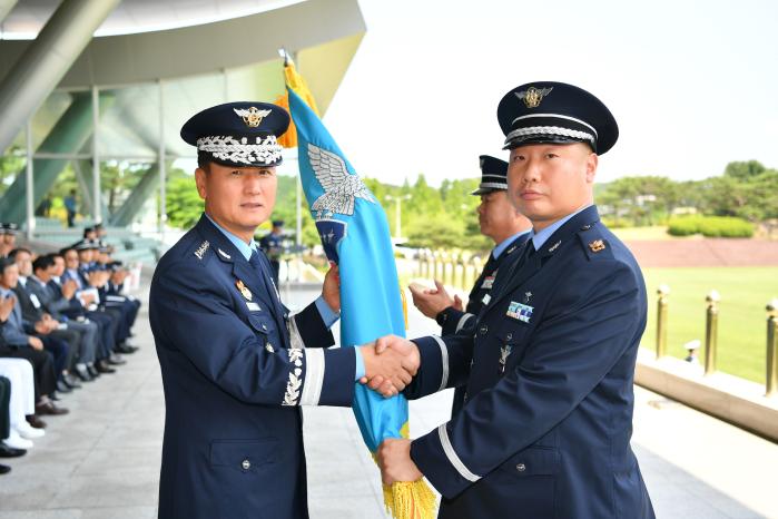 정상화(왼쪽) 공군참모총장이 지난 9일 제27대 공군 주임원사에 취임한 윤성렬 원사에게 부사관단기를 전달하며 악수하고 있다. 공군 제공