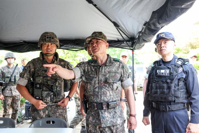 13일 경기도 한국석유공사 평택지사에서 화랑훈련의 일환으로 열린 국가중요시설 통합방호훈련(FTX)에서 전동진(가운데) 지상작전사령관이 훈련상황을 점검하고 있다. 김병문 기자