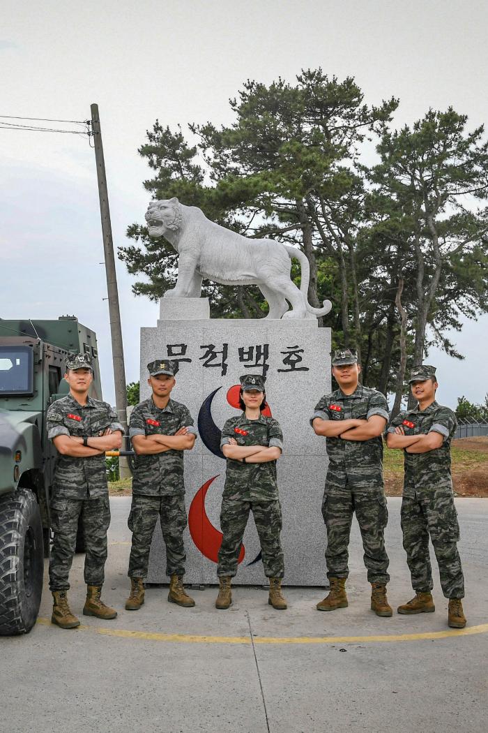 국민의 군대상을 실천한 해병대2사단 백호여단 장병들. 왼쪽부터 김경수 대위, 김재성 중사, 김정윤 중위(진), 윤민영 중위, 안용희 하사. 부대 제공