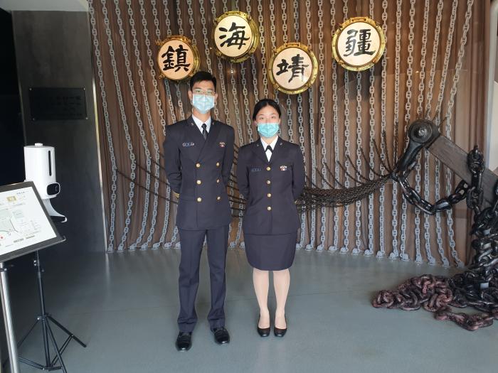 해군박물관 안내를 하는 해군군관학교 남녀 생도.
