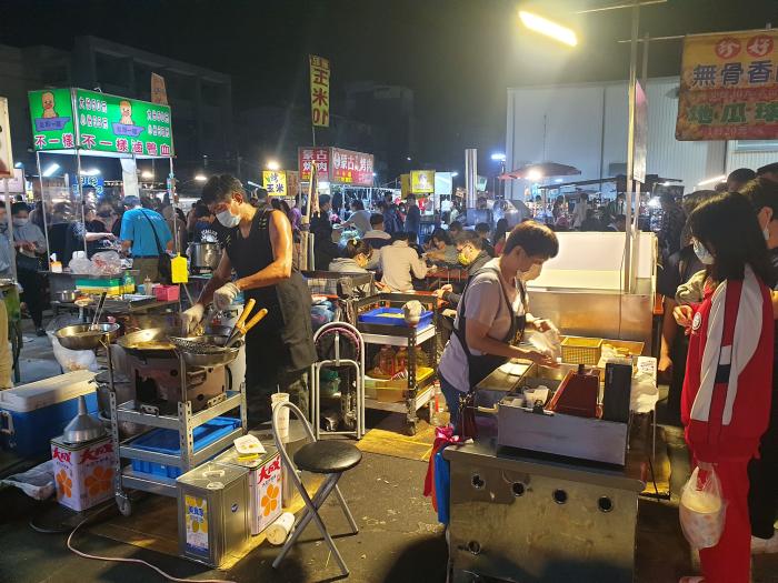 많은 인파로 붐비는 가오슝의 야시장 전경.