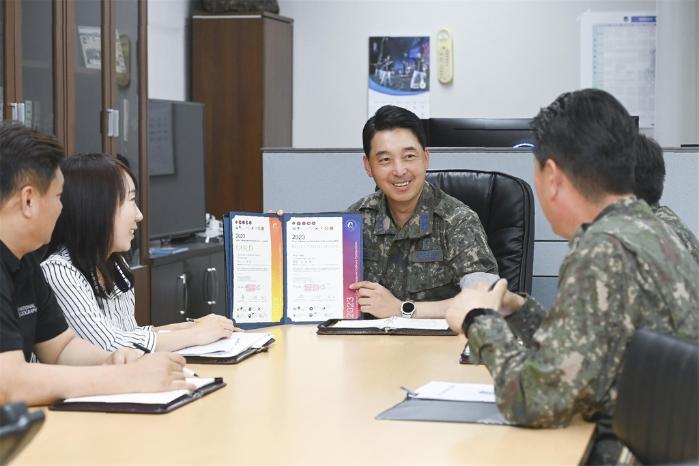 이강훈(중령·가운데) 방공관제사 보급수송과장이 동료들과 장병 급식 관련 회의를 하고 있다.