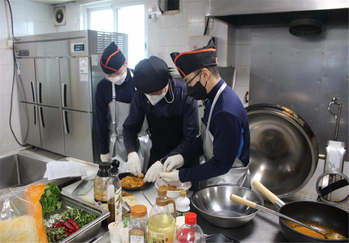 8386부대 조리병·조리사들이 부대 조리장에서 메뉴를 개발하고 있다.
