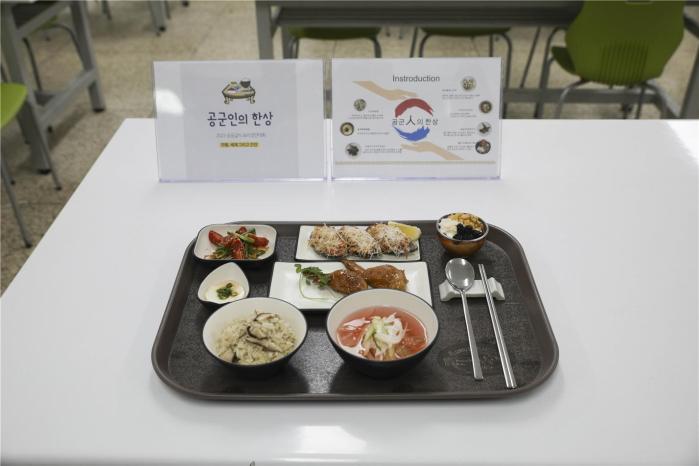 ‘2023 대한민국 챌린지컵 국제요리경연대회’에서 금상을 받은 8386부대 조리병·조리사들의 요리.