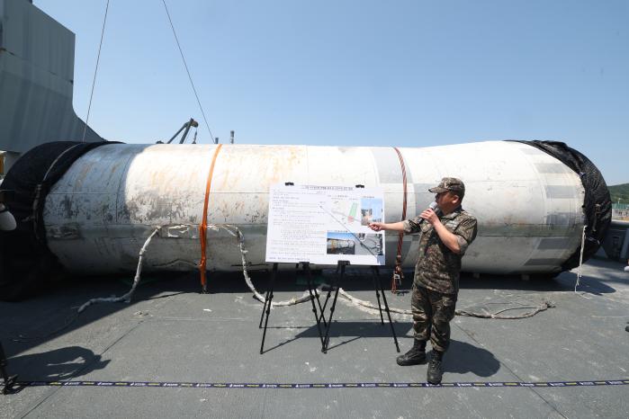 우리 군이 인양해 평택 군항으로 이송한 북한 주장 우주발사체 ‘천리마 1형’의 잔해가 16일 공개된 가운데 군 관계자가 인양 과정을 설명하고 있다.
