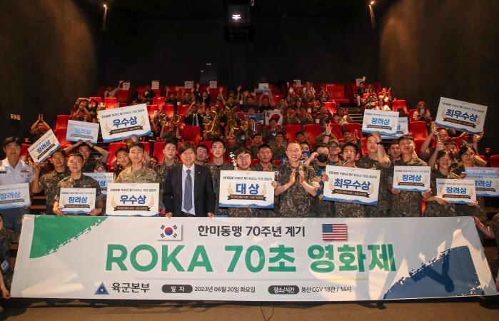 호국보훈의 달을 맞아 20일 서울 용산 CGV에서 열린 한미동맹 70주년 계기 ‘ROKA 70초 영화제’ 수상 및 참여 장병들과 문홍식(앞줄 왼쪽 다섯째) 육군 공보정훈실장, 채일(앞줄 왼쪽 셋째) 국방홍보원장 등 참석자들이 기념사진을 찍고 있다. 한재호 기자