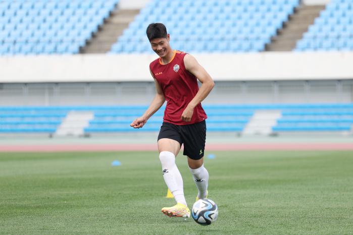 국군체육부대 남자축구팀 스트라이커 이영준 일병이 경북 문경시 국군체육부대에서 훈련을 하고 있다.
