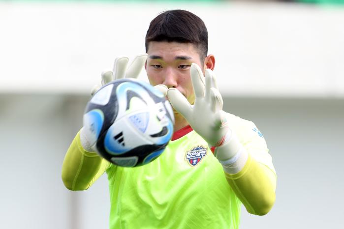 국군체육부대 남자축구팀 골키퍼 김준홍 일병이 경북 문경시 국군체육부대에서 훈련을 하고 있다.