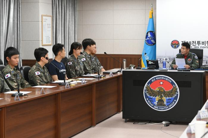 오충원(맨 오른쪽) 공군38전투비행전대장이 초급간부들과 간담회를 하고 있다. 사진 제공=강다빈 하사