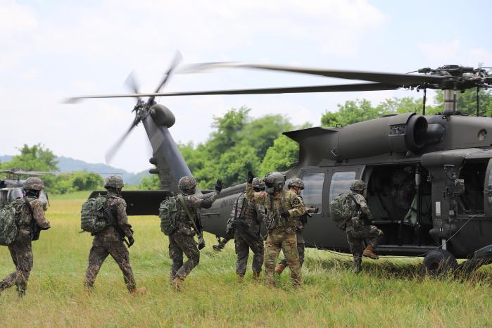 22일 열린 한미연합 급속 헬기 로프 하강 훈련에서 육군2작전사령부 신속기동대대 장병들이 헬기에 탑승하고 있다. 부대 제공