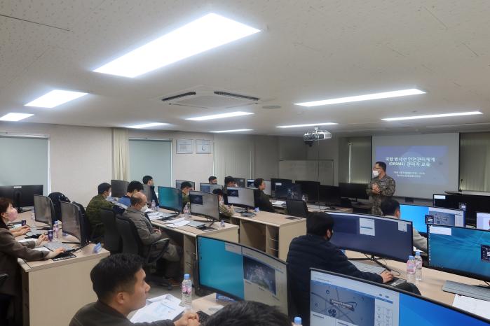 이광제(중령) 공군군수사령부 안전·검열과장이 장병들에게 국방방사선안전관리체계 운용법을 교육하고 있다. 부대 제공