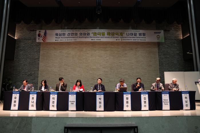 한국군사문제연구원과 한국국방안보포럼이 22일 개최한 ‘한미동맹 70주년 기념 국제세미나’에서 참석자들이 ‘워싱턴 선언의 의미와 한국형 확장억제 나아갈 방향’을 주제로 토론하고 있다. 김병문 기자