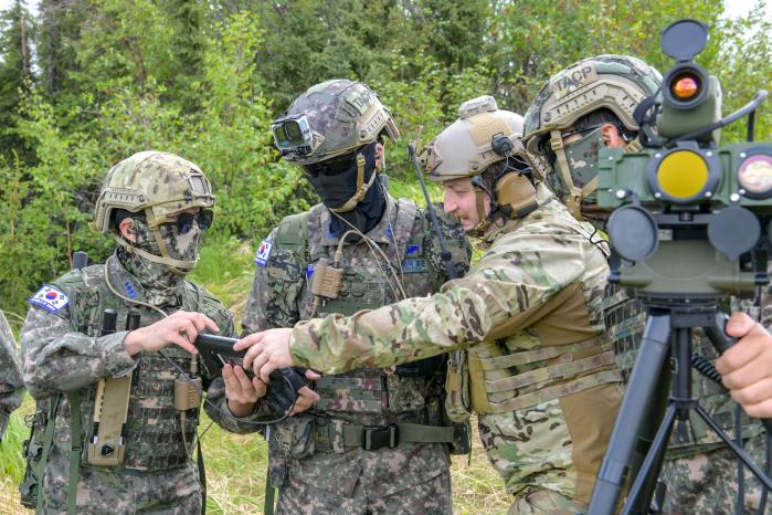 JTAC 백승우·송영훈·김형기 대위와 미 JTAC 마이클 윌러 중사가 JTAC용 표적영상송수신기를 이용해 정보를 공유하며 항공기를 통제하고 있다.