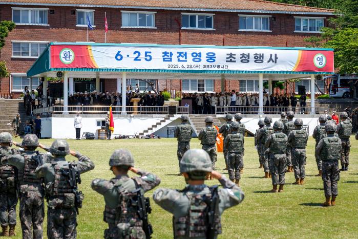 육군53보병사단 장병들이 6·25전쟁 참전용사를 향해 경례하고 있다. 부대 제공