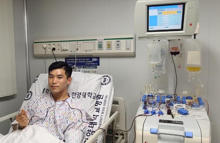 육군60보병사단 김재경 대위가 조혈모세포 기증을 앞두고 손가락 하트로 이웃 사랑을 표현하고 있다. 부대 제공