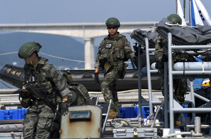 19일 오전 인천광역시 강화군 외포리선착장 인근 외포리기동대 해군 해상전진기지에서 해병대2사단 수색대대 민정경찰대 장병들이 해상기동훈련을 준비하고 있다. 조용학 기자