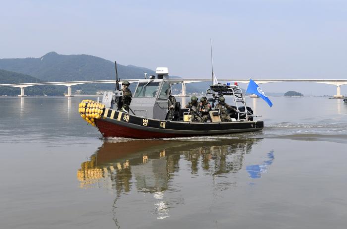 19일 오전 인천광역시 강화군 일대 외포리선착장 인근 외포리기동대를 출발한 해병대2사단 수색대대 민정경찰대 장병들이 태극기와 유엔기를 단 고속단정(RIP)을 타고 서해상 해상기동훈련 현장으로 이동하고 있다. 뒤쪽으로 보이는 다리는 석모대교. 조용학 기자