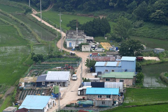 19일 오전 인천광역시 강화군 말도에서 해병대2사단 말도소초에서 바라 본 말도 마을. 약 20여 가구가 살고 있다. 강화도 서측 20km 지점에 위치한 작은 섬 말도는 북한의 황해도 연백군 해성반도와 불과 7km 떨어진 서해 최전방이다. 말도는 한강하구 중립수역의 끝단이자 서해 북방한계선(NLL)의 시작점이기도 하다. 조용학 기자