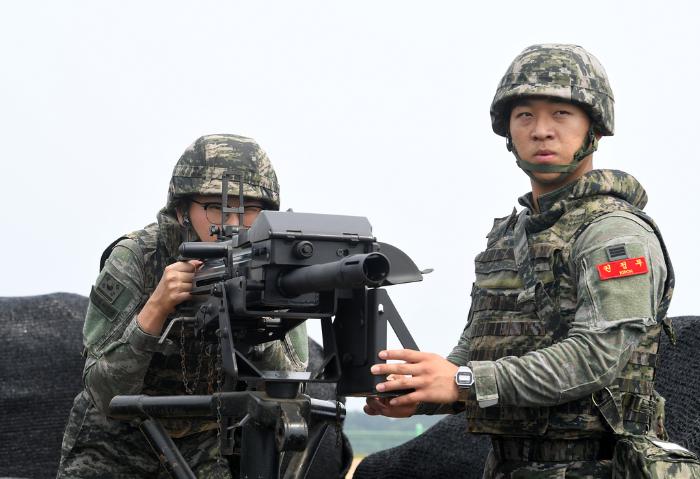 19일 오전 인천광역시 강화군 말도에서 해병대2사단 말도소초 장병들이 공용화기 전투배치 훈련을 하며 K4 고속 유탄기관총 비사격 훈련을 하고 있다. 강화도 서측 20km 지점에 위치한 작은 섬 말도는 북한의 황해도 연백군 해성반도와 불과 7km 떨어진 서해 최전방이다. 말도는 한강하구 중립수역의 끝단이자 서해 북방한계선(NLL)의 시작점이기도 하다. 조용학 기자