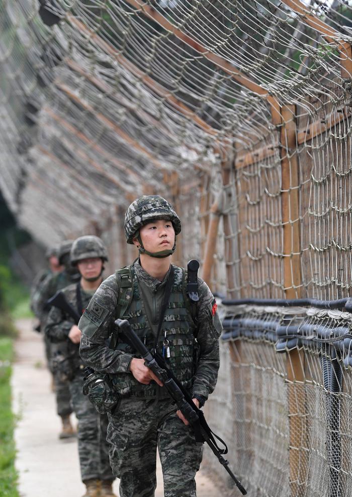 19일 오후 인천광역시 강화군 서북단 해병대2사단 북성리소초 권훈(중위.맨앞) 소초장과 장병들이 일몰 시간에 맞춰 한강하구 중립수역 강안 철책 점검에 나서고 있다. 조용학 기자