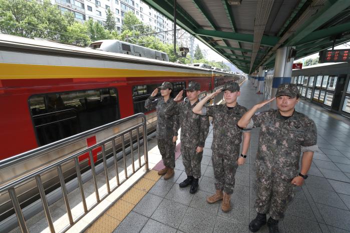 국군의무사령부 장병들이 28일 서울 용산구 서빙고역에서 마지막 운행에 나서는 국군병원열차를 거수경례로 배웅하고 있다.