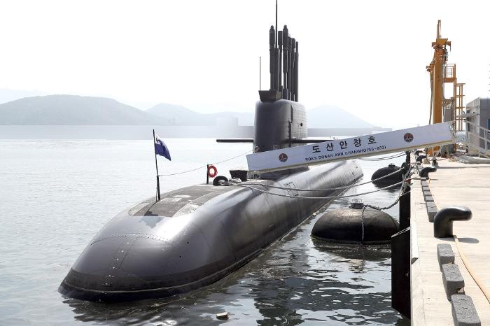 진해 군항에 정박해 있는 3000톤급 잠수함 도산안창호함. 조종원 기자