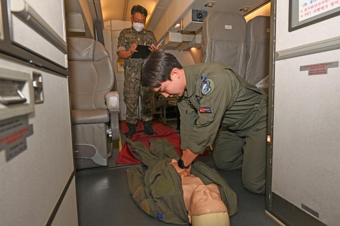 공군공중기동정찰사령부 51항공통제비행전대에서 열린 ‘항공통제 EVAC 경연대회’ 참가자가 항공기 내 응급처치 중 하나인 심폐소생술을 하고 있다. 사진 제공=김재겸 중사