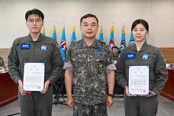 최춘송(소장·가운데) 공군공중기동정찰사령관과 최우수 비행안전요원으로 선정된 서정경(오른쪽) 대위와 임경수 하사가 기념사진을 찍고 있다. 사진 제공=김재겸 중사