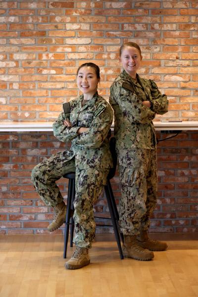 서예현(왼쪽) 중위와 설리번 모거스 소위가 지난달 27일 부산작전기지에서 국방일보와 인터뷰를 마친 뒤 포즈를 취하고 있다.