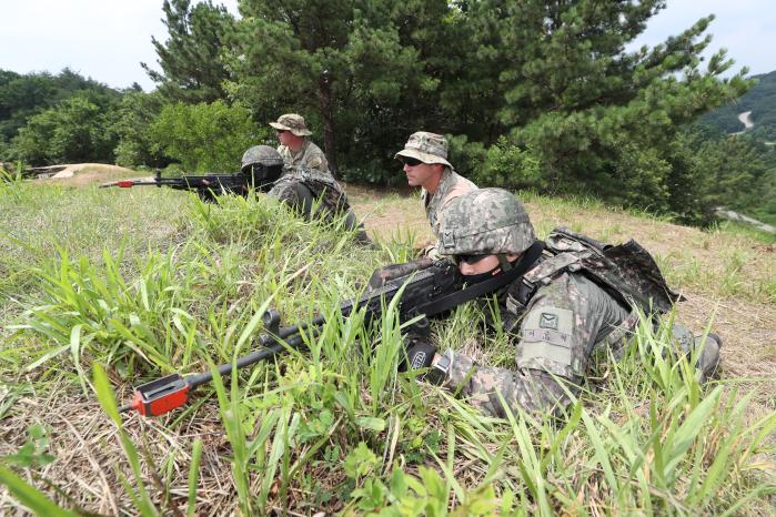 다음 달 미국 국립훈련센터에서 진행될 한미 소부대 연합훈련에 참가하는 우리 육군 기계화보병부대 장병들이 4일 경기도 포천시 로드리게스 훈련장에서 미 5안보지원여단 장병과 함께 사전훈련을 하고 있다. 조종원 기자