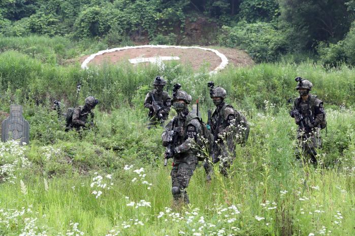 육군28보병사단 수색대대 장병들이 6일 비무장지대(DMZ) 환경과 유사하게 조성된 즉각조치사격장에서 풀숲을 헤치며 기동하고 있다. 사단은 이날 DMZ 완전작전을 위한 시범식 교육을 진행했다. 조종원 기자