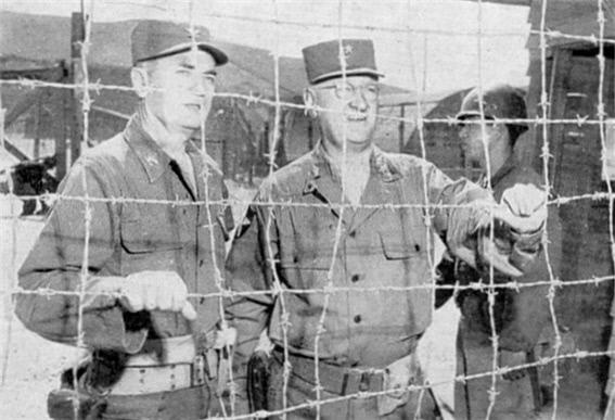 사흘간 포로들에게 잡혀 포로가 됐던 도트(오른쪽) 거제포로수용소 소장. 필자 제공