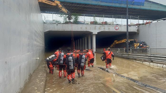 공군6탐색구조비행전대 항공구조사들이 16일 충북 청주시 오송읍 궁평2지하차도에서 실종자를 수색하고 있다. 사진=공군 제공